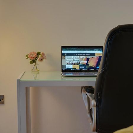 Stylish 2 Bed Apt 18 - City Centre, Free Parking, Espresso Machine & Netflix - Hosted By Stay Host Save Sheffield Buitenkant foto