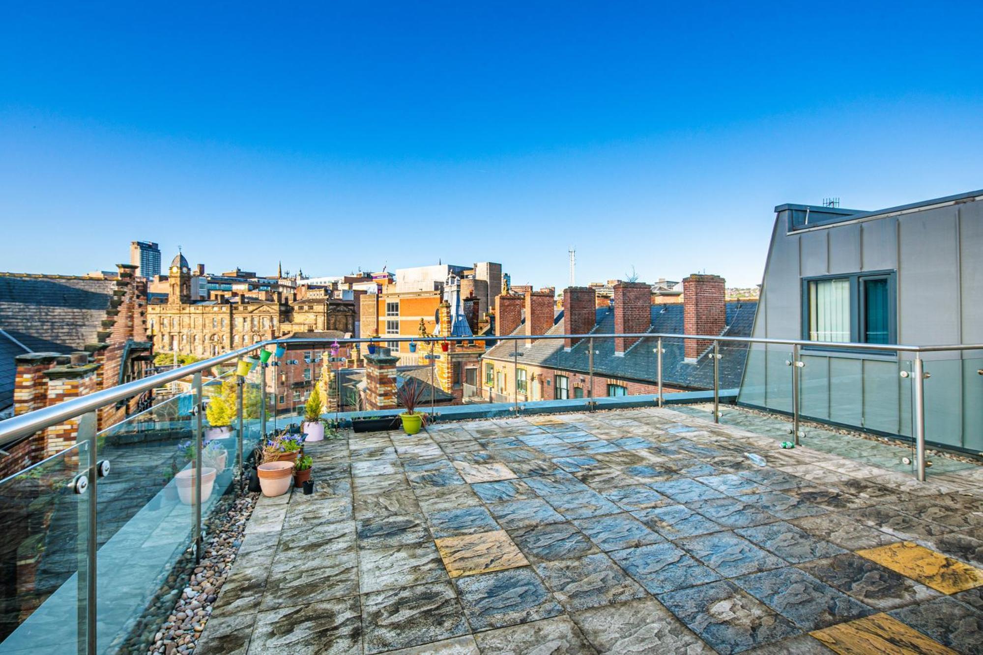 Stylish 2 Bed Apt 18 - City Centre, Free Parking, Espresso Machine & Netflix - Hosted By Stay Host Save Sheffield Buitenkant foto
