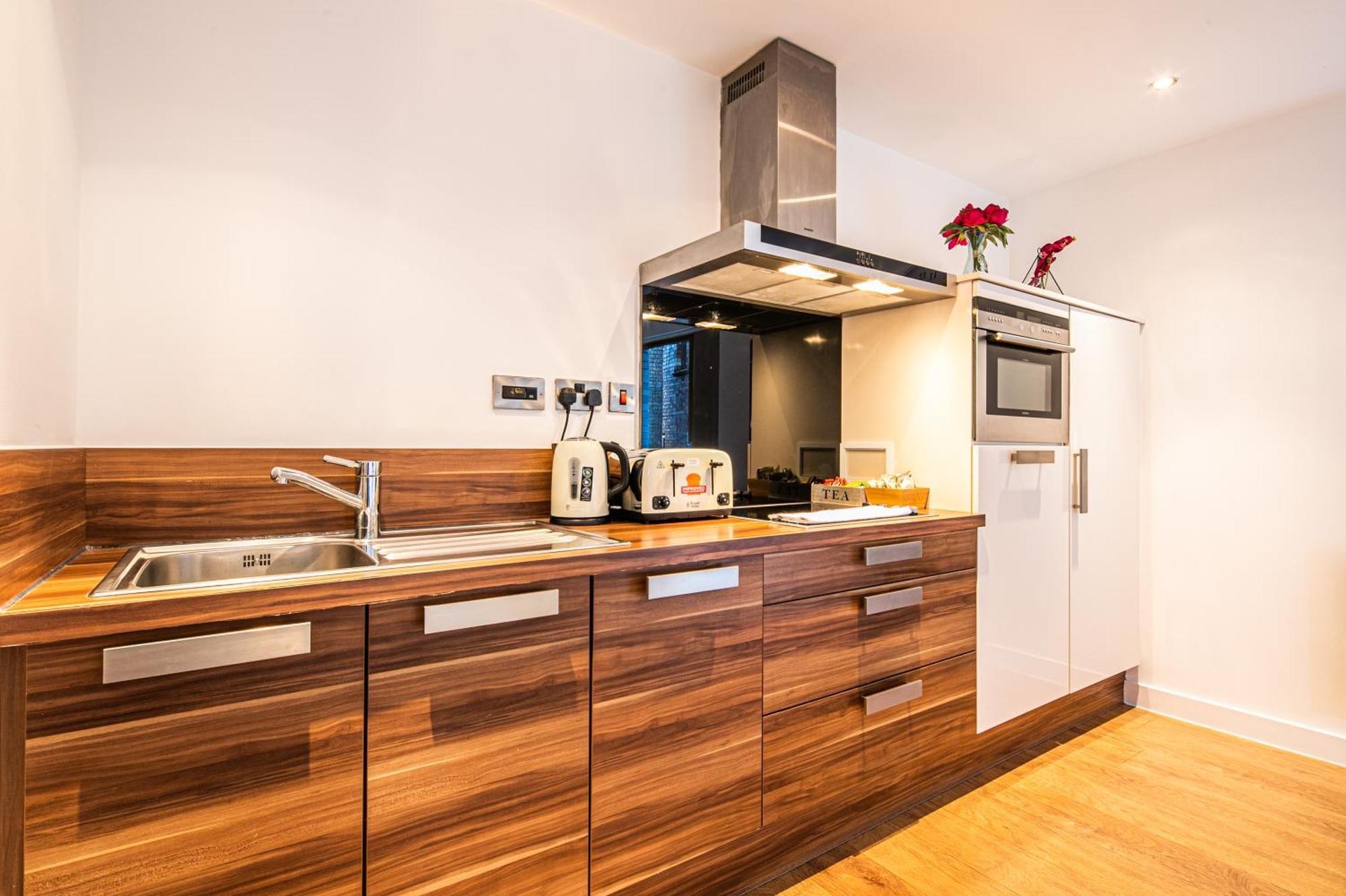 Stylish 2 Bed Apt 18 - City Centre, Free Parking, Espresso Machine & Netflix - Hosted By Stay Host Save Sheffield Buitenkant foto