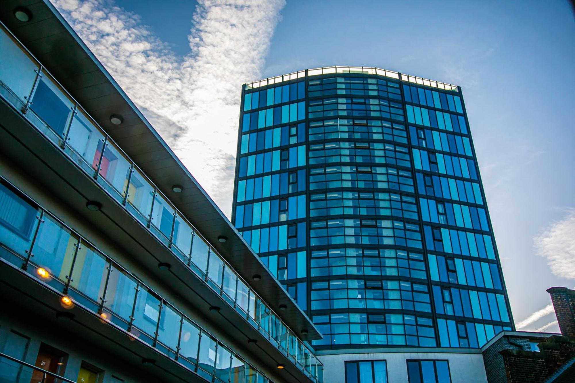 Stylish 2 Bed Apt 18 - City Centre, Free Parking, Espresso Machine & Netflix - Hosted By Stay Host Save Sheffield Buitenkant foto