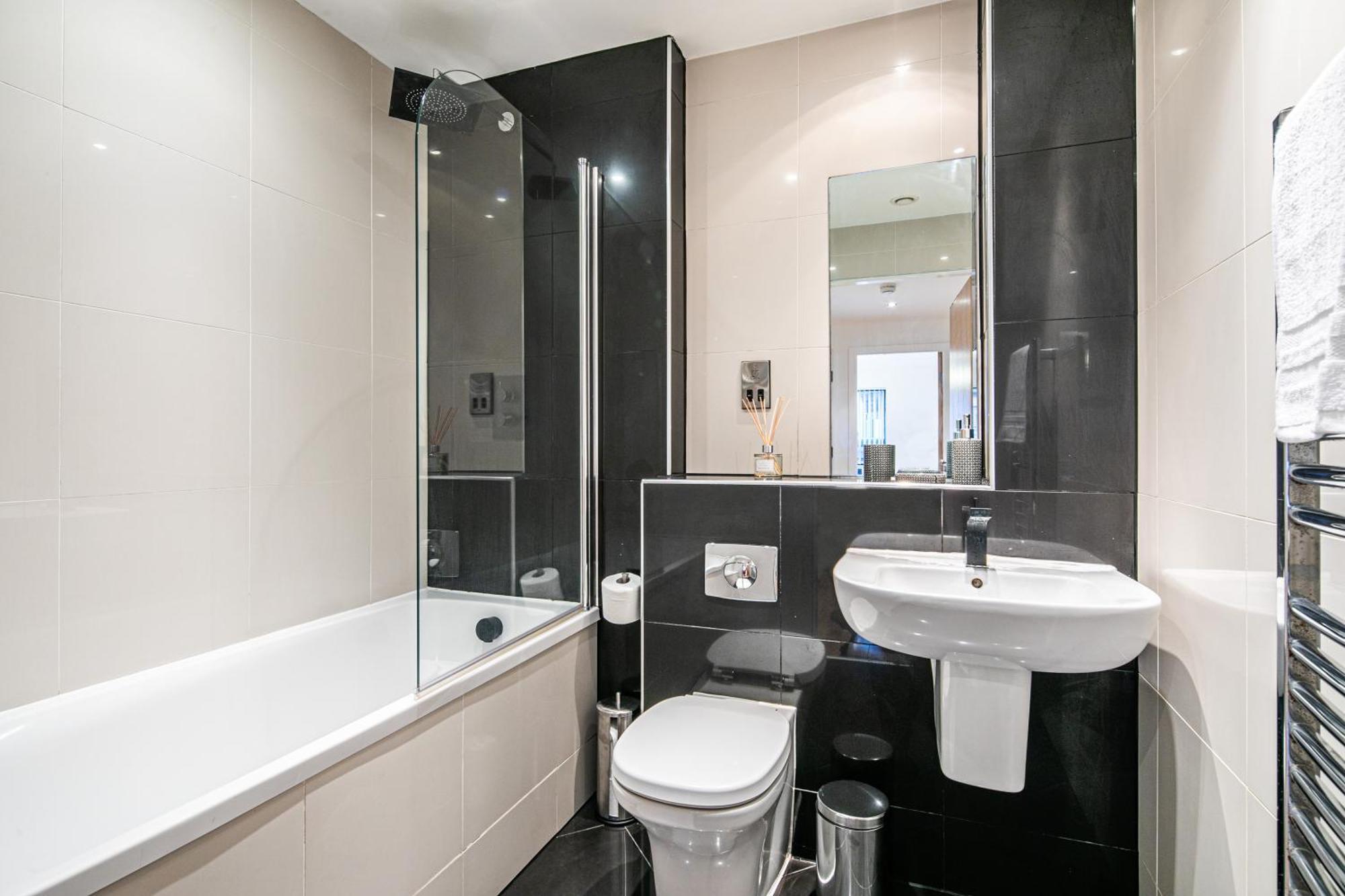 Stylish 2 Bed Apt 18 - City Centre, Free Parking, Espresso Machine & Netflix - Hosted By Stay Host Save Sheffield Buitenkant foto