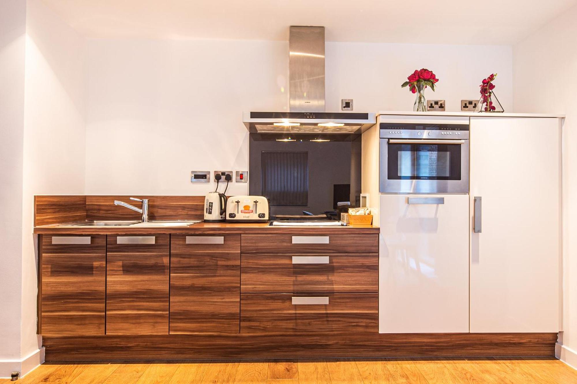 Stylish 2 Bed Apt 18 - City Centre, Free Parking, Espresso Machine & Netflix - Hosted By Stay Host Save Sheffield Buitenkant foto