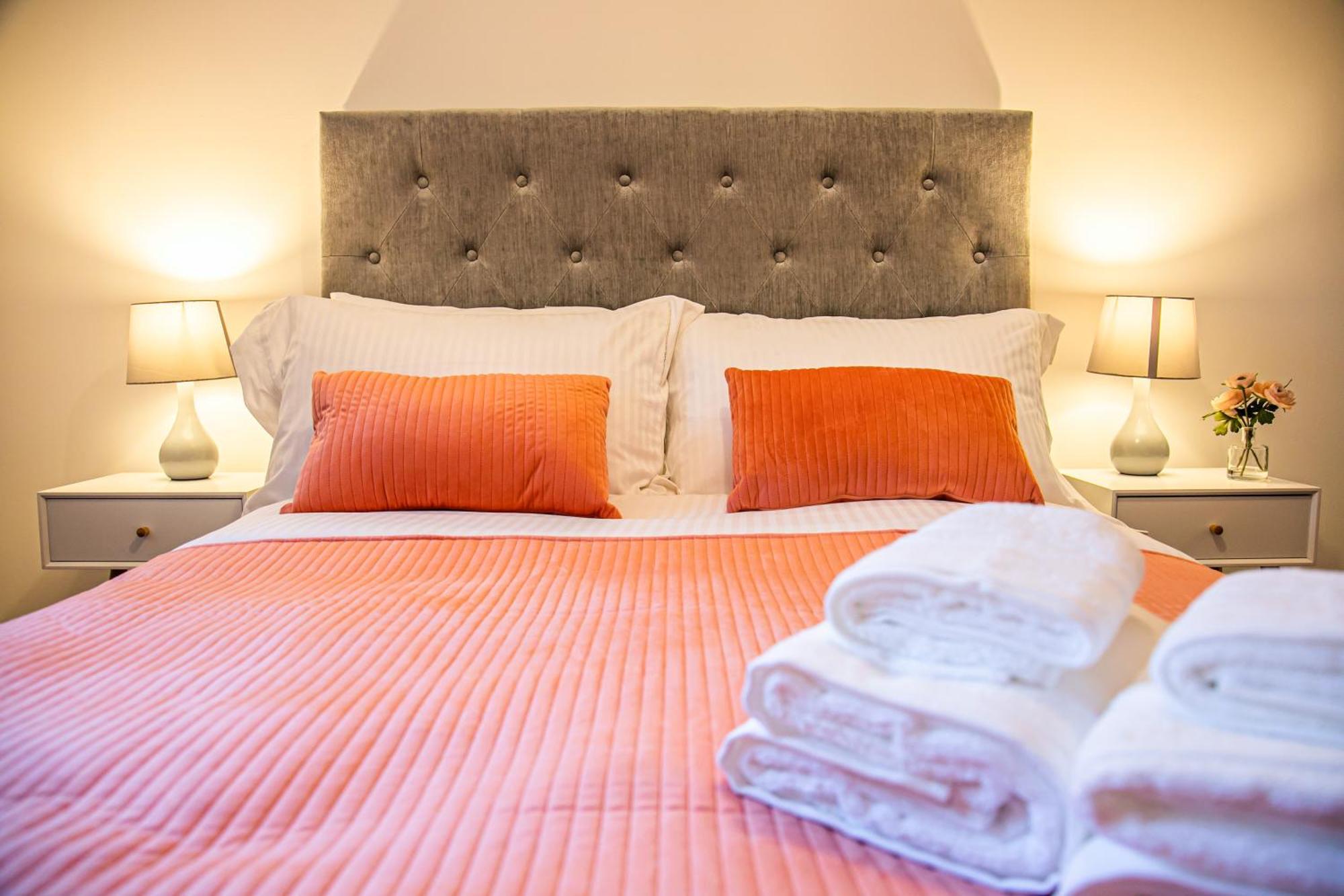 Stylish 2 Bed Apt 18 - City Centre, Free Parking, Espresso Machine & Netflix - Hosted By Stay Host Save Sheffield Buitenkant foto